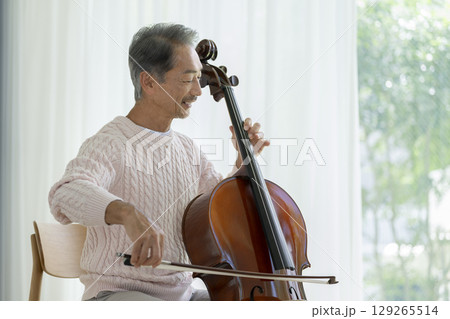 チェロを弾く60代の男性 横顔 チェロを弾く60代の男性 横顔 129265514