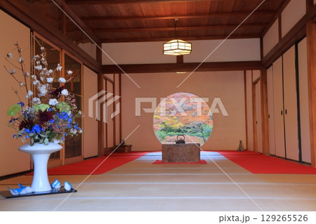 鎌倉　明月院本堂　秋の悟りの窓 129265526