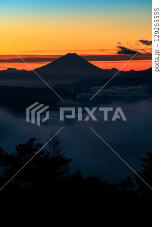 高ポッチ高原から望む諏訪湖の雲海と富士山の夜明け 長野県塩尻市 高ポッチ高原から望む諏訪湖の雲海と富士山の夜明け 長野県塩尻市 129265555