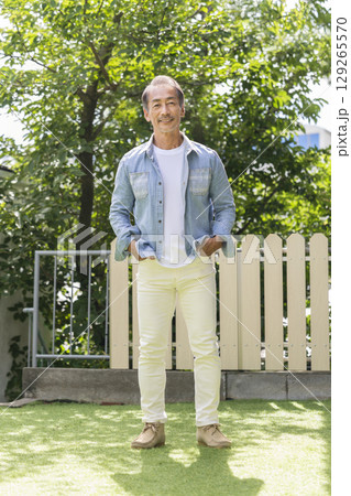 カメラ目線で笑顔の60代の男性 129265570