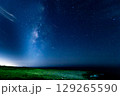 天の川が見える夜空 129265590