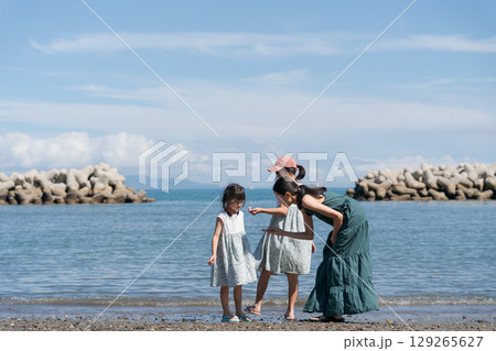 夏に砂浜で遊ぶ親子 夏に砂浜で遊ぶ親子 129265627
