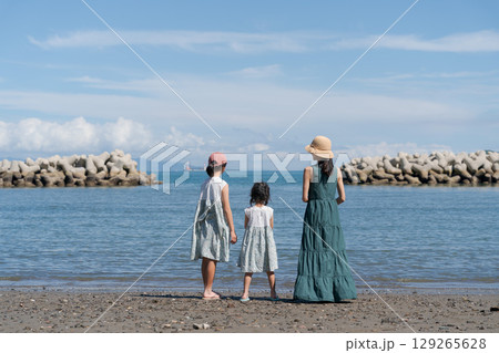 夏に砂浜で遊ぶ親子 129265628