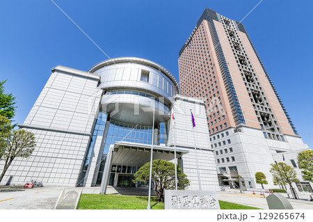 群馬県前橋市　快晴の群馬県庁と群馬県議会議事堂 129265674