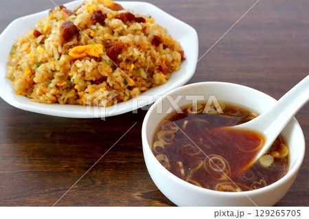 テーブル背景のチャーハンと中華スープのセット 129265705