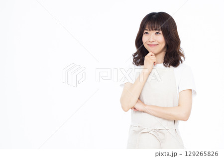 笑顔で考えている主婦 129265826