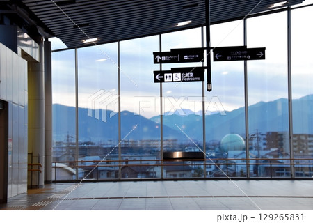 長野県 JR松本駅東西連絡通路から望む北アルプスの山並み 長野県 JR松本駅東西連絡通路から望む北アルプスの山並み 129265831