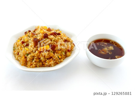 白背景のチャーハンと中華スープのセット 129265881