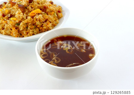 白背景のチャーハンと中華スープのセット 129265885