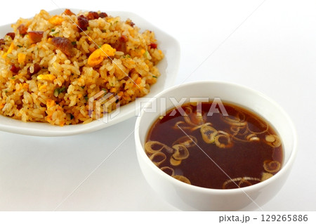 白背景のチャーハンと中華スープのセット 129265886