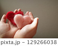 赤いハートを持つ女性の手 129266038
