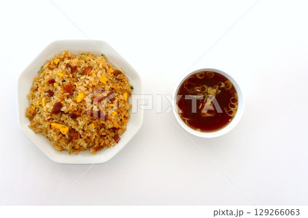 真上から見た白背景のチャーハンと中華スープのセット 129266063