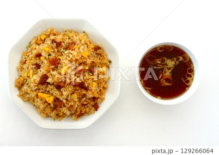 真上から見た白背景のチャーハンと中華スープのセット 真上から見た白背景のチャーハンと中華スープのセット 129266064