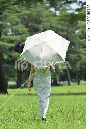 日傘をさして散歩する若い女性 日傘をさして散歩する若い女性 129266138