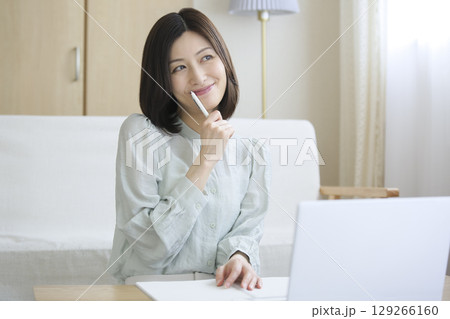 学習しながら将来を楽しみにする女性 スキルアップとキャリアアップ 学習しながら将来を楽しみにする女性 スキルアップとキャリアアップ 129266160
