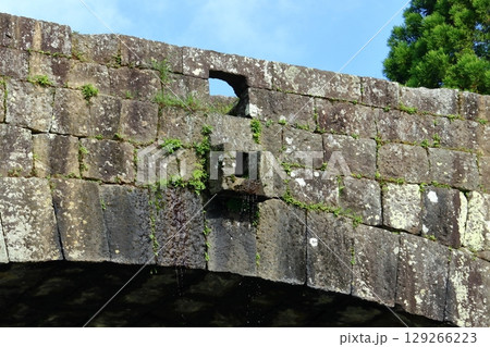 通潤橋の放水口（熊本県山都町） 129266223