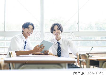 友達とタブレットを見る男子中学生　カメラ目線 129266343