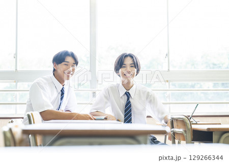 男子中学生 2人 教室 カメラ目線 男子中学生 2人 教室 カメラ目線 129266344