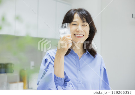 キッチンで水を飲む女性 キッチンで水を飲む女性 129266353