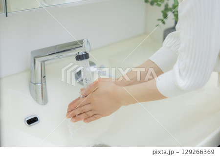 手洗いする女性 129266369