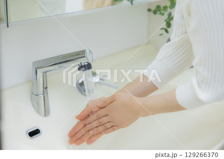 手洗いする女性 手洗いする女性 129266370
