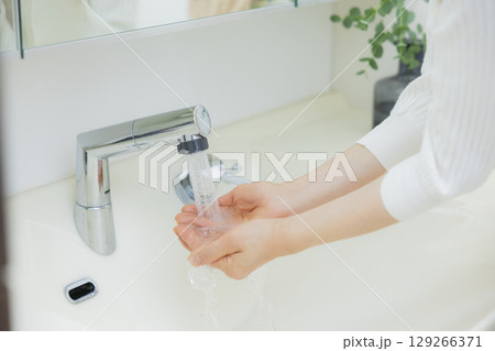手洗いする女性 129266371