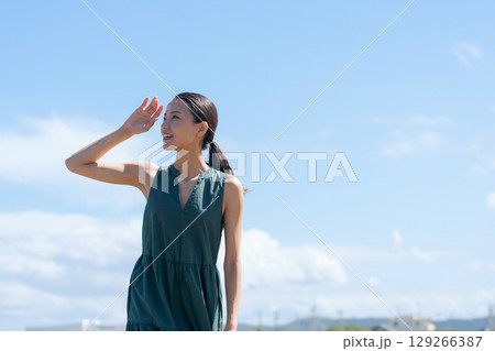 海岸に立つ若い女性 129266387