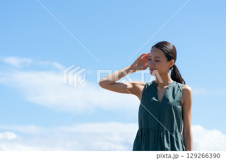 海岸に立つ若い女性 129266390