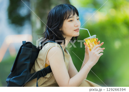 緑の中を歩く女性 129266394