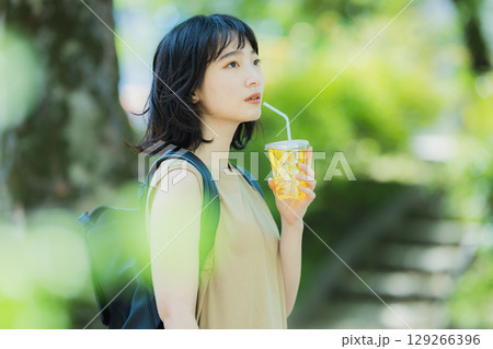 緑の中を歩く女性 緑の中を歩く女性 129266396