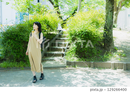 緑の中を歩く女性 129266400