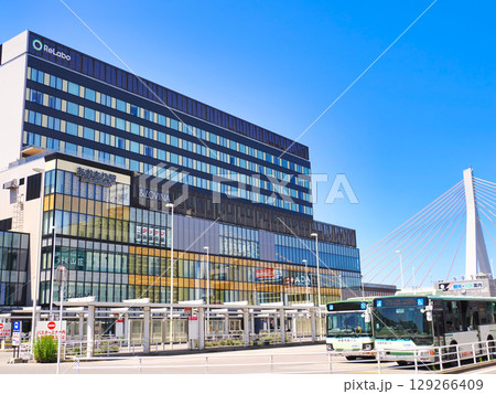 青森駅(2024年リニューアル後)青空の駅前風景 青森駅(2024年リニューアル後)青空の駅前風景 129266409