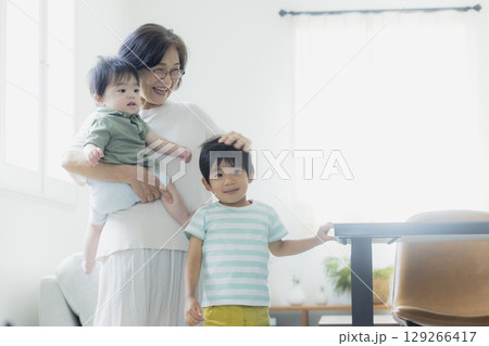 おばあちゃんに抱っこされる赤ちゃん おばあちゃんに抱っこされる赤ちゃん 129266417