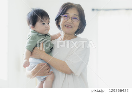 おばあちゃんに抱っこされる赤ちゃん おばあちゃんに抱っこされる赤ちゃん 129266425