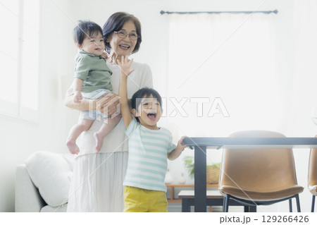 おばあちゃんに抱っこされる赤ちゃん おばあちゃんに抱っこされる赤ちゃん 129266426