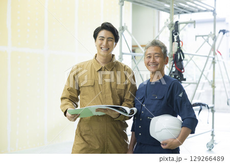 フルハーネスを装着した作業員の男性　 129266489
