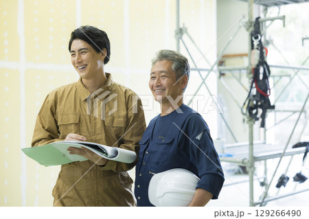 フルハーネスを装着した作業員の男性　 129266490