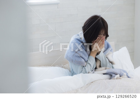 ベッドで疲れた表情の女性 ベッドで疲れた表情の女性 129266520