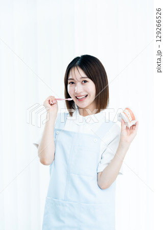 歯磨き指導をする歯科スタッフの女性 歯磨き指導をする歯科スタッフの女性 129266526