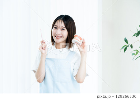 歯磨き指導をする歯科スタッフの女性 歯磨き指導をする歯科スタッフの女性 129266530