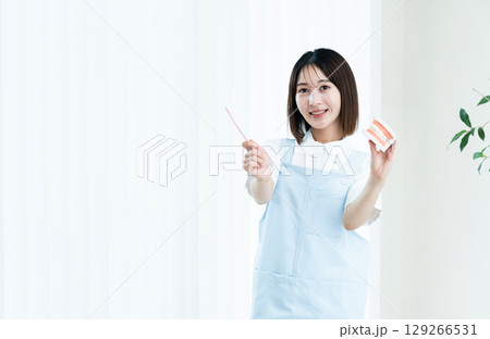 歯磨き指導をする歯科スタッフの女性 歯磨き指導をする歯科スタッフの女性 129266531