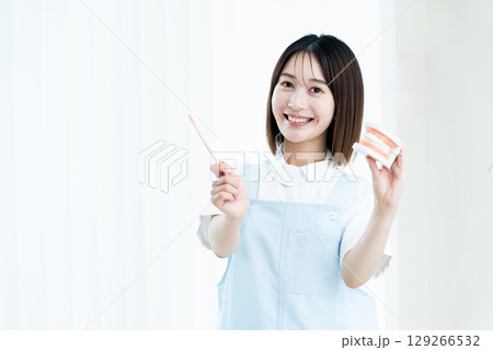 歯磨き指導をする歯科スタッフの女性 歯磨き指導をする歯科スタッフの女性 129266532