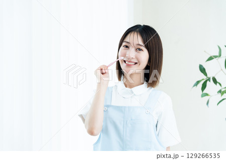 歯磨き指導をする歯科スタッフの女性 歯磨き指導をする歯科スタッフの女性 129266535