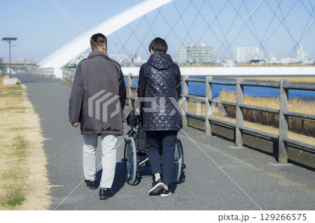 車椅子の女性と家族 129266575