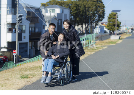 車椅子の女性と家族 車椅子の女性と家族 129266578