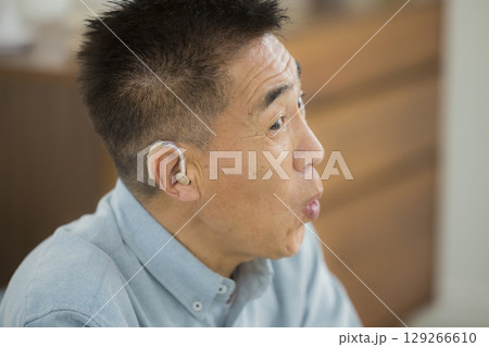 補聴器をつけたシニア男性 129266610