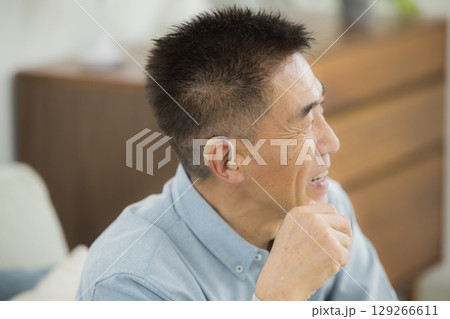 補聴器をつけたシニア男性 129266611