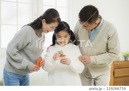 祖父母からお小遣いをもらう小学生 129266739