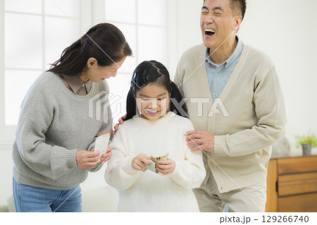祖父母からお小遣いをもらう小学生 129266740