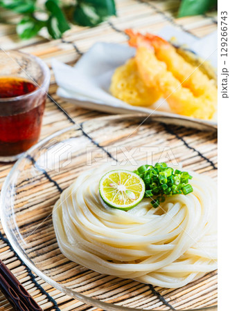 すだちと青ねぎを添えた冷やしうどん 129266743